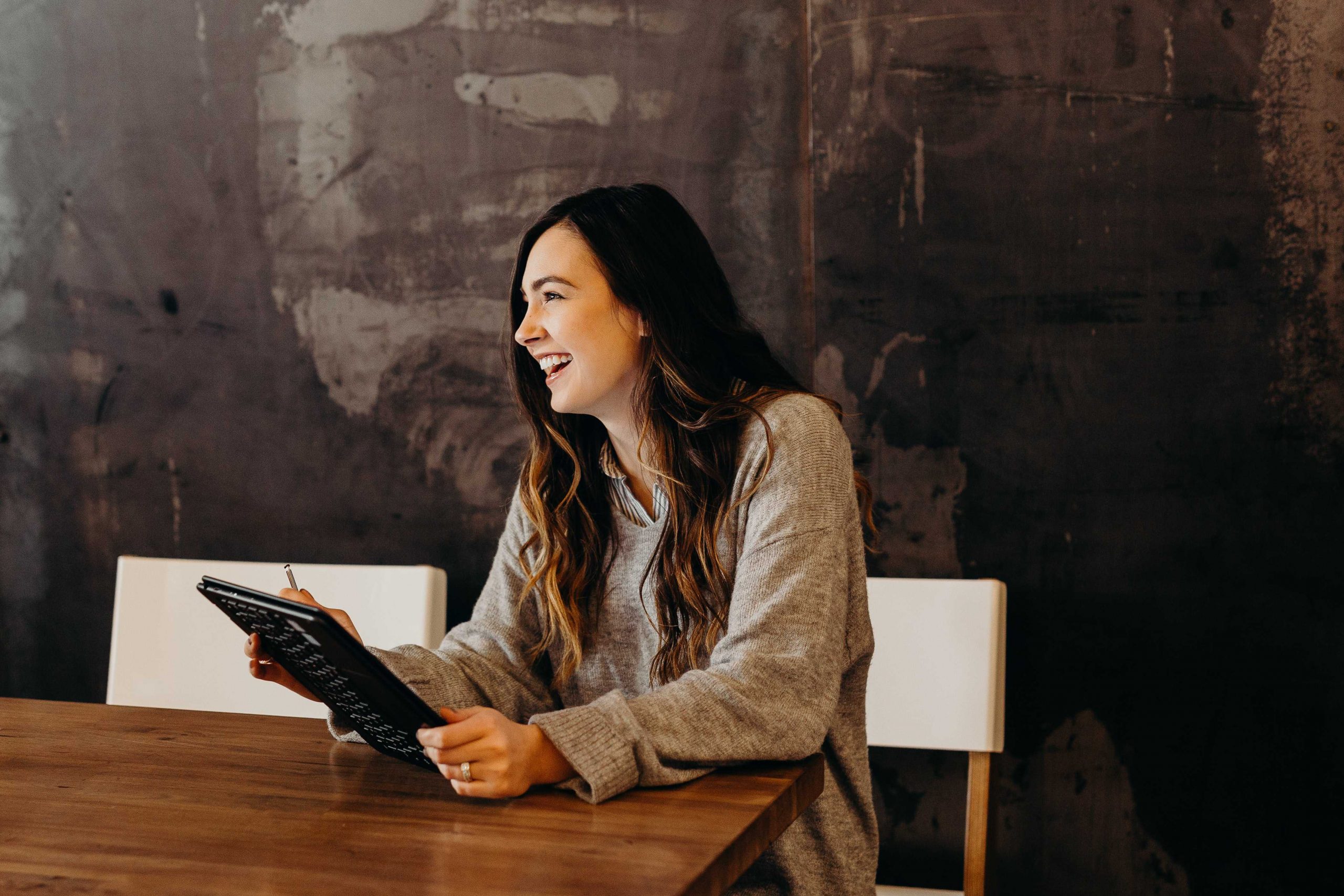 formazione finanziata fondirigenti - avviso 1/2021 Fondirigenti ragazza sorridente con pc